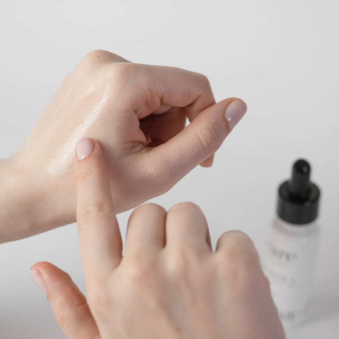 8% AHA + Produkt-Test auf Handrücken glänzend, transparent