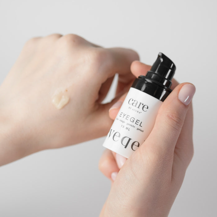 Augengel / Eyegel Produkt-Test auf Handrücken, glänzend, transparent