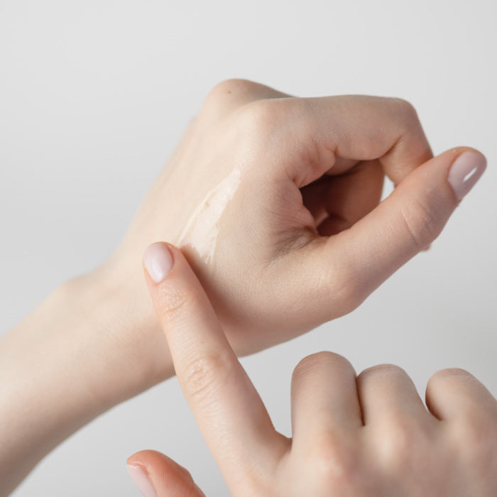 Augengel / Eyegel Produkt-Test verstreichen auf Handrücken, glänzend, transparent