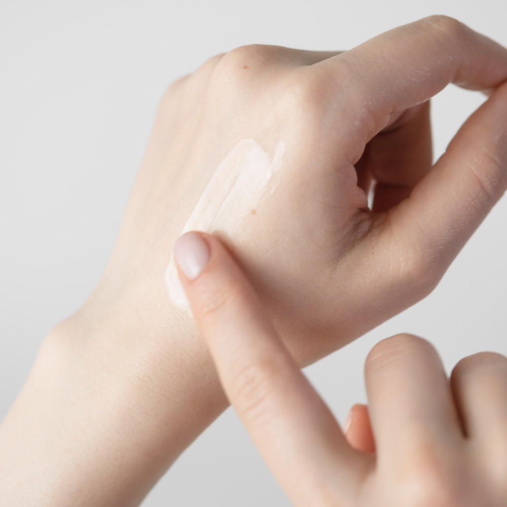 Spezielle Tagespflege / ReKover Produkt-Test auf Handrücken, transparent