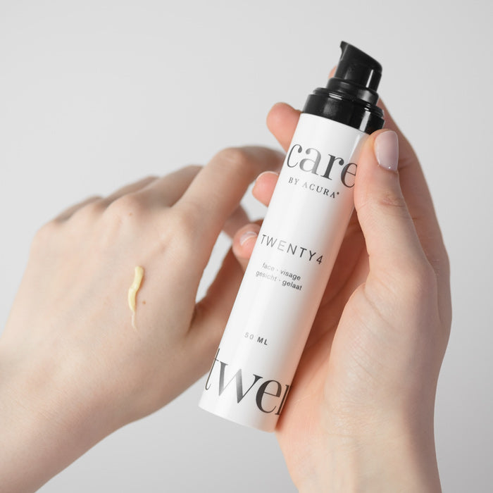 Tages- und Nachtpflege / Twenty4 Produkt-Test auf Handrücken, leicht gelbliche Creme
